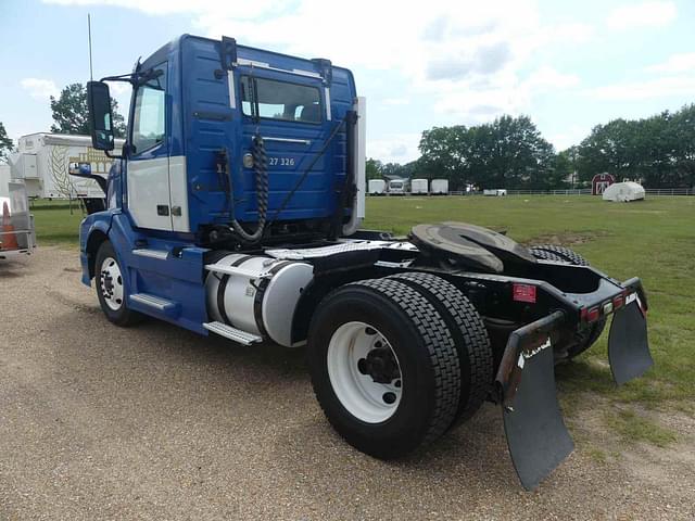 Image of Volvo VNL42T300 equipment image 3