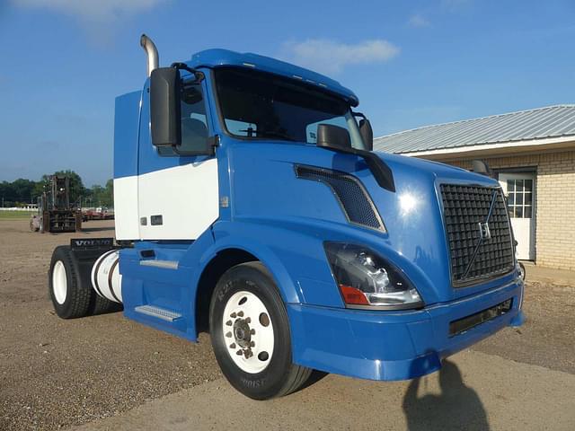 Image of Volvo VNL42T300 equipment image 1