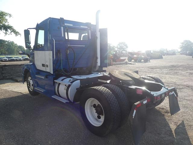 Image of Volvo VNL42T300 equipment image 3