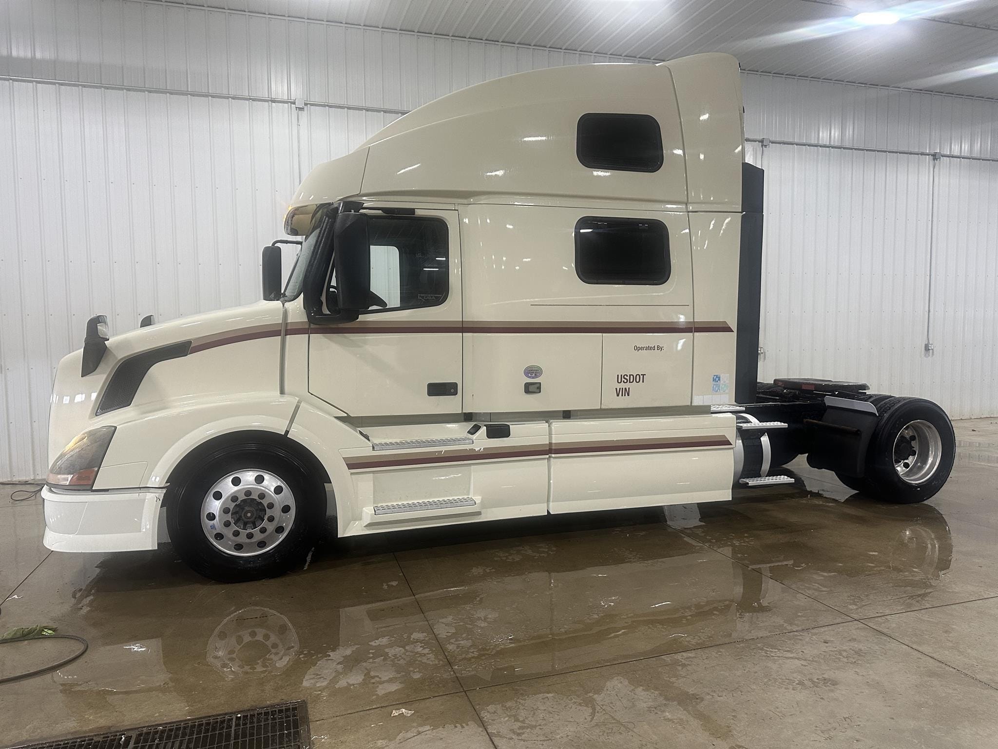 2015 Volvo VNL42T670 Equipment Image0