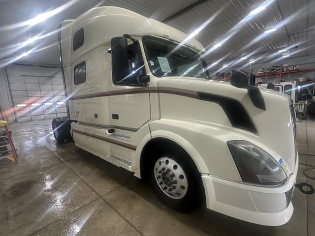 Image of Volvo VNL42T670 equipment image 2