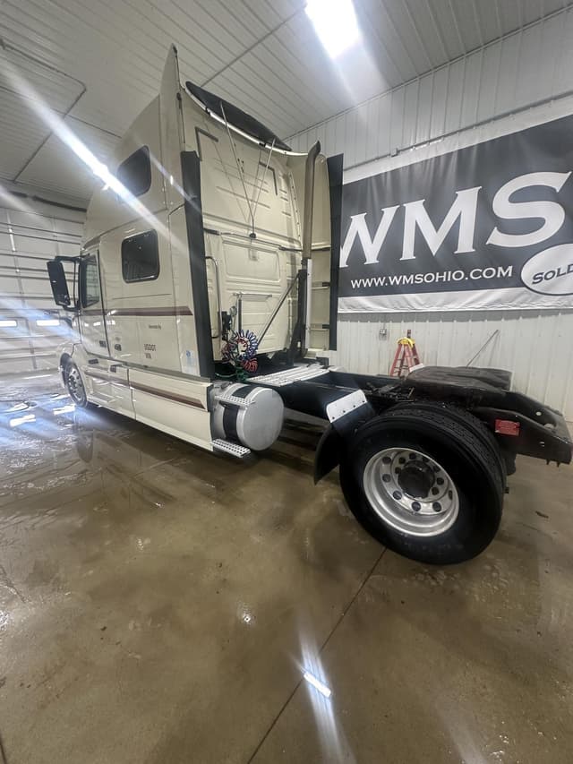 Image of Volvo VNL42T670 equipment image 1