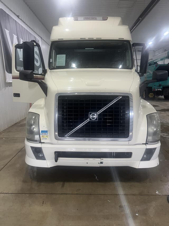 Image of Volvo VNL42T670 equipment image 3