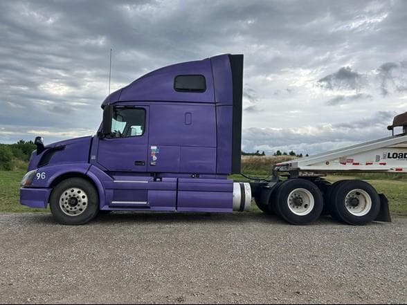 Image of Volvo VNL42T670 equipment image 3