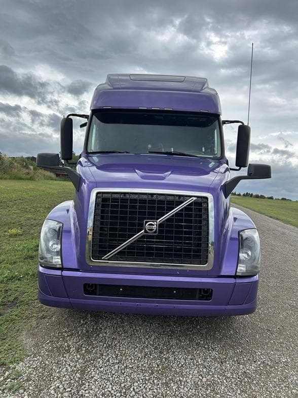 Image of Volvo VNL42T670 equipment image 1