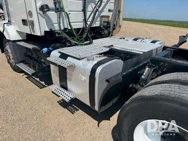 Image of Volvo VNL64T equipment image 3