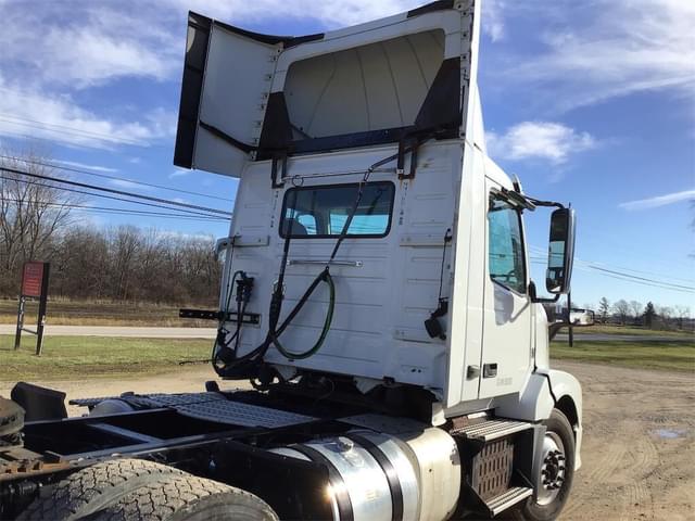 Image of Volvo VNL64T300 equipment image 3
