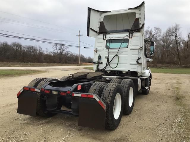 Image of Volvo VNL64T300 equipment image 4