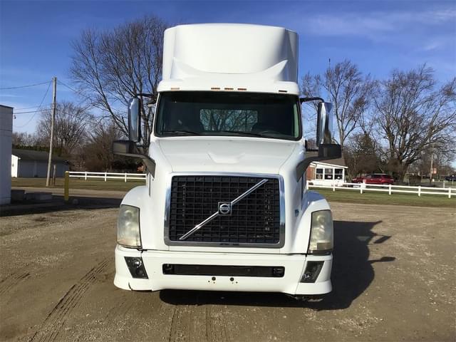 Image of Volvo VNL64T300 equipment image 1