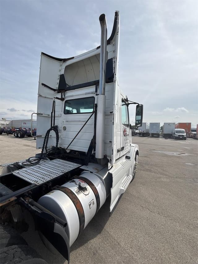 Image of Volvo VNL64T300 equipment image 3