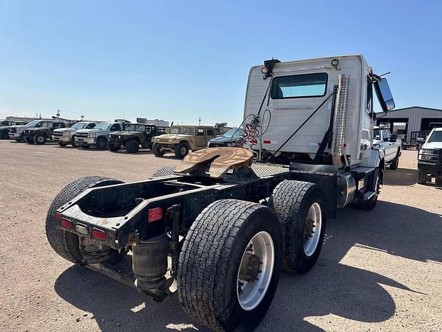 Image of Volvo VNL64T300 equipment image 3