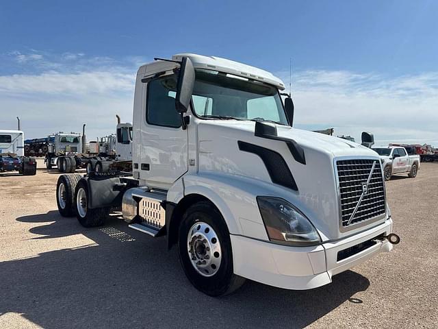 Image of Volvo VNL64T300 equipment image 4