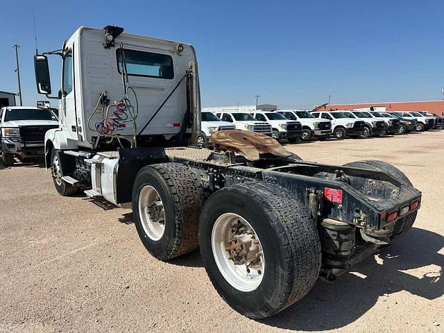 Image of Volvo VNL64T300 equipment image 2