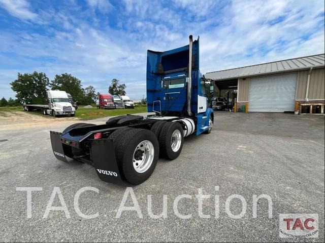 Image of Volvo VNL64T300 equipment image 4