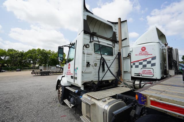 Image of Volvo VNL64T300 equipment image 2