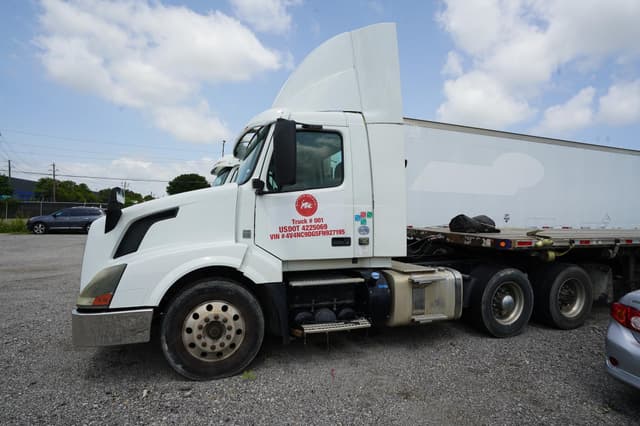 Image of Volvo VNL64T300 equipment image 1