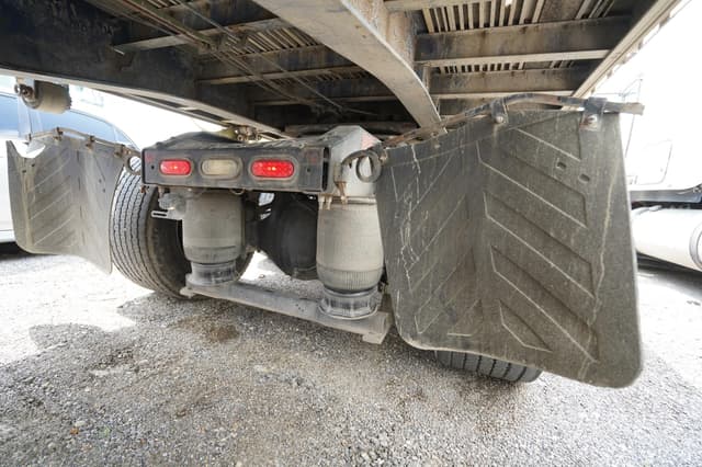 Image of Volvo VNL64T300 equipment image 4