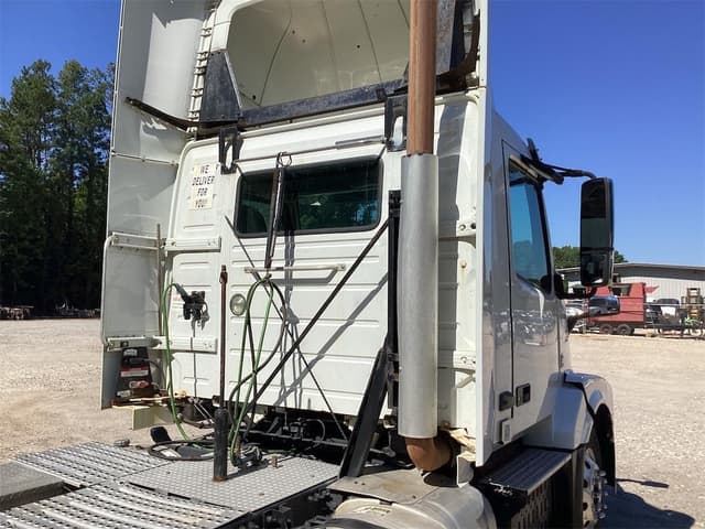Image of Volvo VNL64T300 equipment image 4