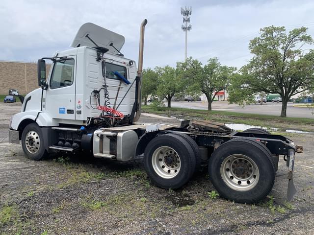 Image of Volvo VNL64T300 equipment image 2