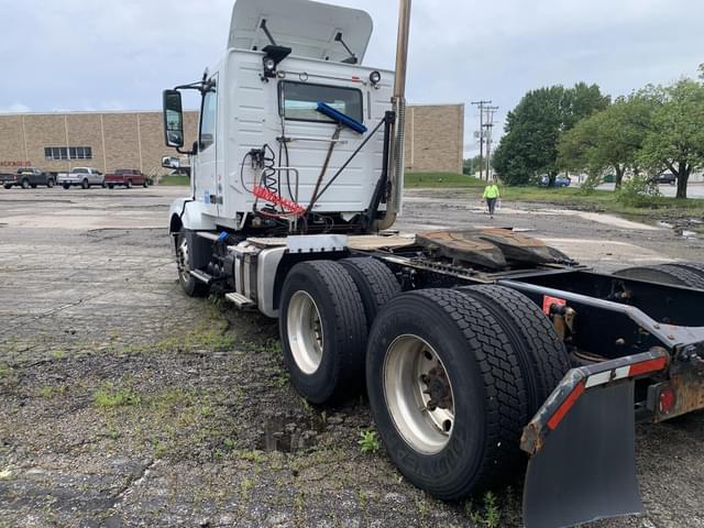 Image of Volvo VNL64T300 equipment image 3