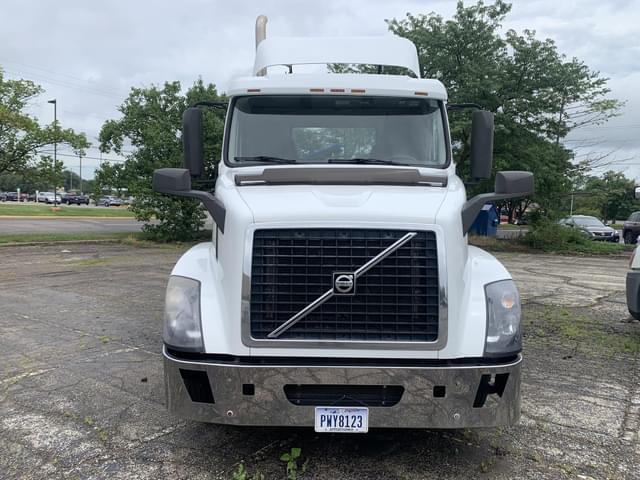 Image of Volvo VNL64T300 equipment image 4