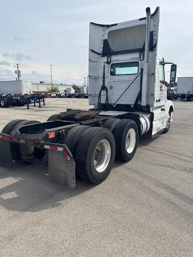 Image of Volvo VNL64T300 equipment image 4