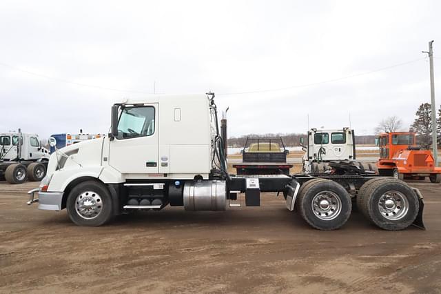 Image of Volvo VNL64T430 equipment image 4