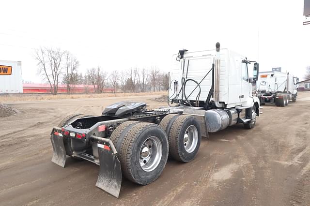 Image of Volvo VNL64T430 equipment image 2