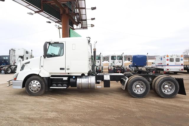 Image of Volvo VNL64T430 equipment image 4