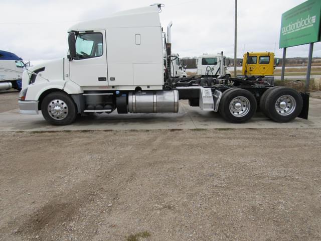 Image of Volvo VNL64T630 equipment image 4