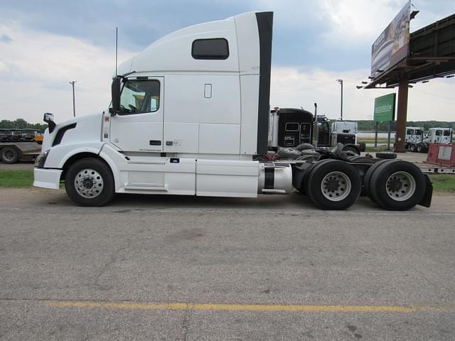 Image of Volvo VNL64T670 equipment image 4