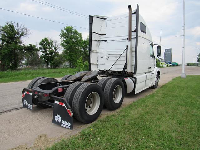 Image of Volvo VNL64T670 equipment image 3