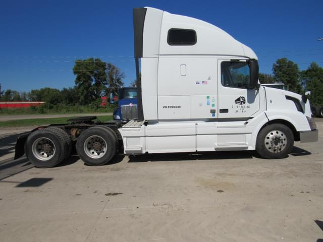 Image of Volvo VNL64T670 equipment image 4