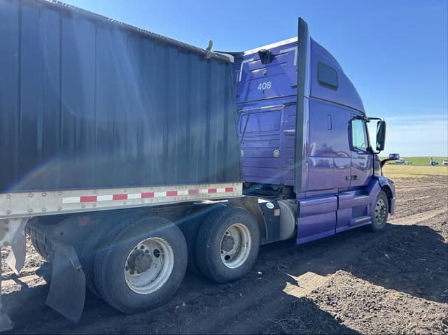 Image of Volvo VNL64T670 equipment image 4