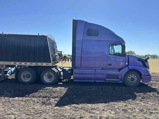 Image of Volvo VNL64T670 equipment image 3