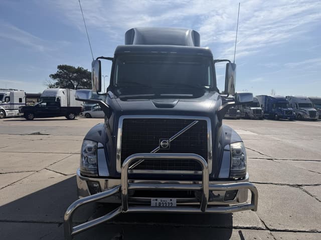 Image of Volvo VNL64T730 equipment image 1