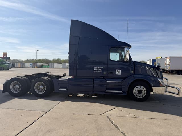 Image of Volvo VNL64T730 equipment image 3