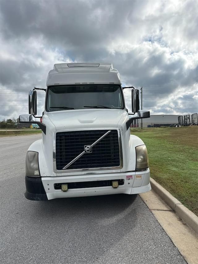 Image of Volvo VNL64T760 equipment image 1
