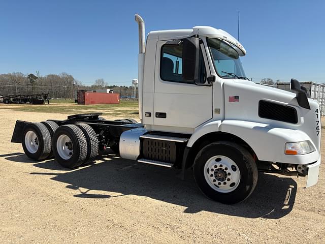 Image of Volvo VNM equipment image 4