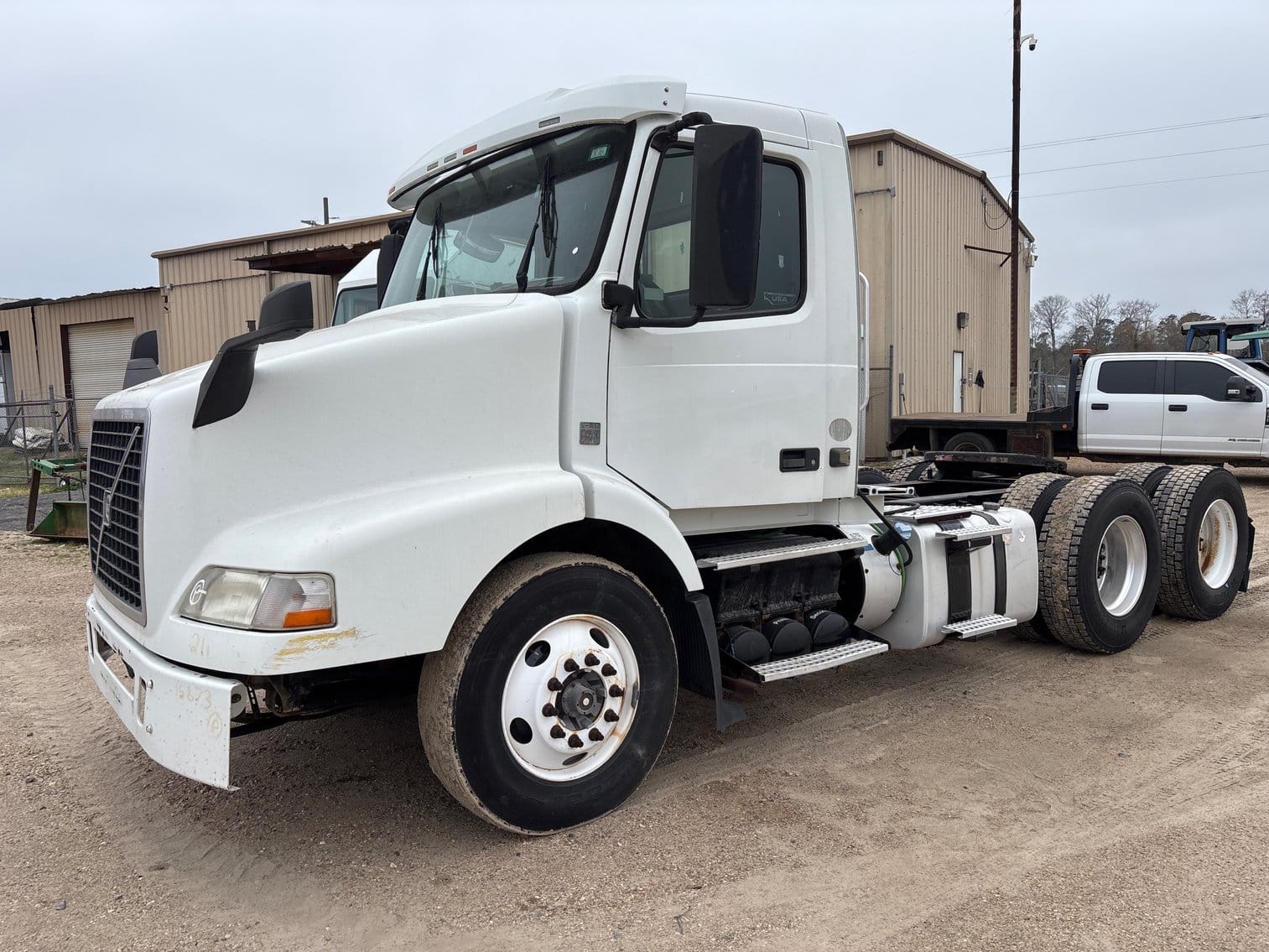 2015 Volvo VNM Equipment Image0
