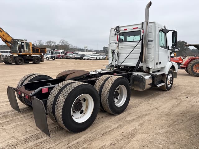 Image of Volvo VNM equipment image 2