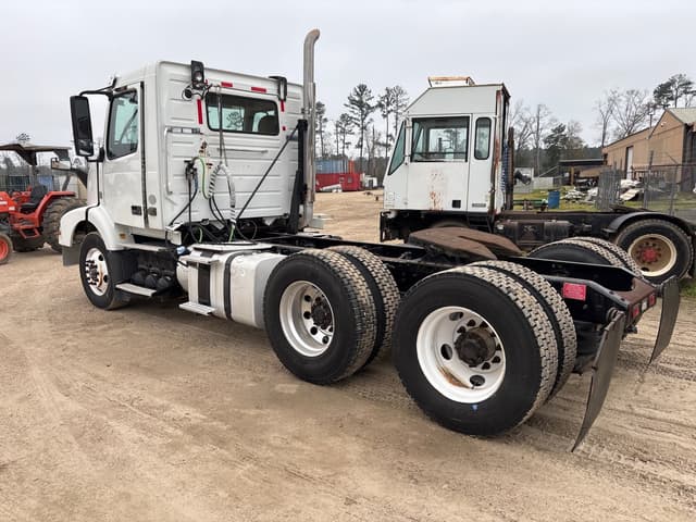 Image of Volvo VNM equipment image 3