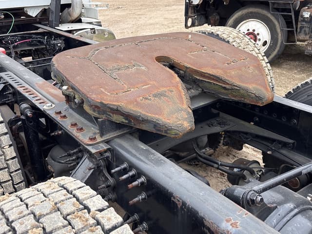 Image of Volvo VNM equipment image 4