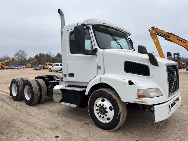 Image of Volvo VNM equipment image 1