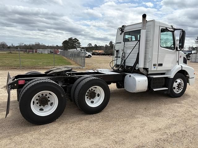 Image of Volvo VNM equipment image 3