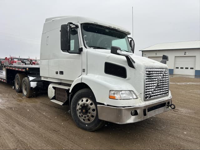 Image of Volvo VNL62T630 equipment image 2