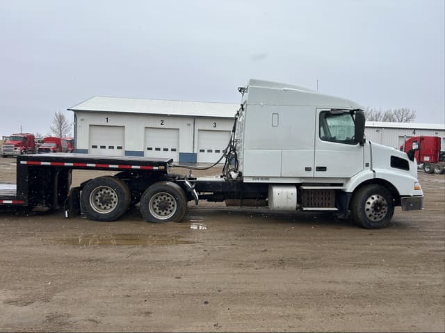 Image of Volvo VNL62T630 equipment image 3