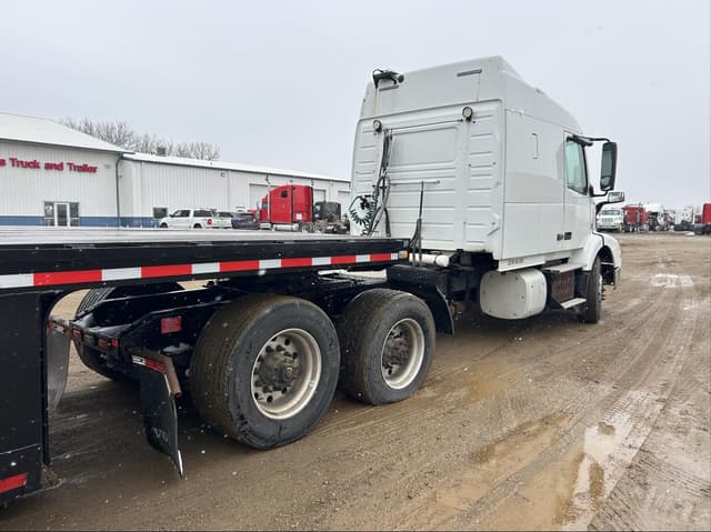 Image of Volvo VNL62T630 equipment image 4