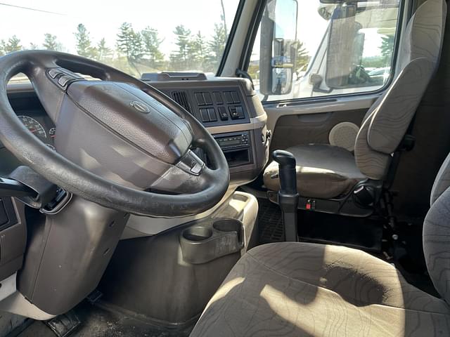 Image of Volvo VNM64T200 equipment image 4