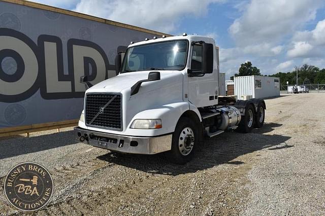 Image of Volvo VNM64T200 equipment image 1
